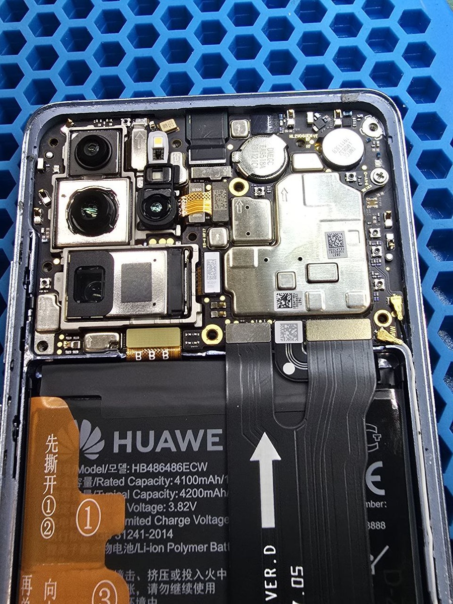 1️⃣ Т.к. на данной модели это типичная неисправность, то первым делом смотрим коннектор шлейфа на нижнюю плату на основной плате и соответствующий коннектор на межплатном шлейфе!