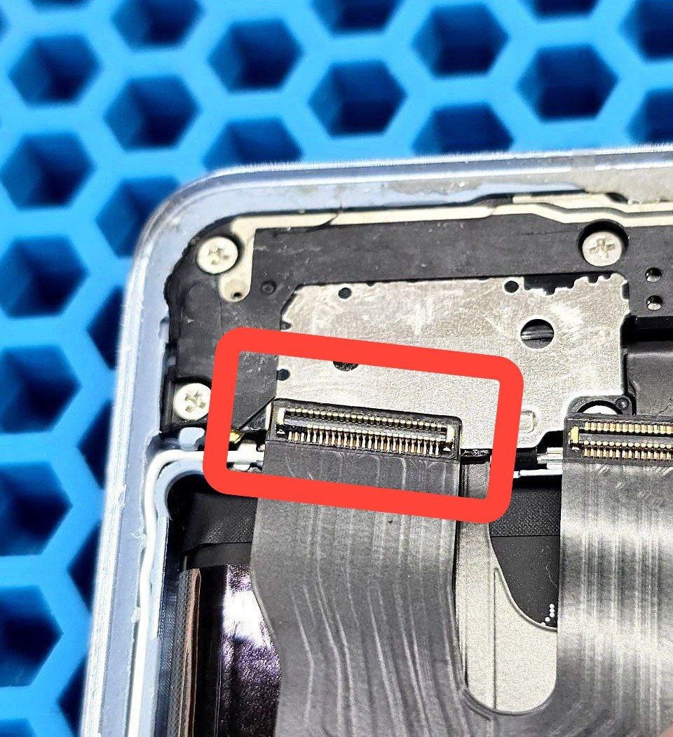 2️⃣ Повреждение коннектора на шлейфе заметно сразу, отсутствует часть металлических контактов и скорее всего есть ещё не явно повреждённые контакты.