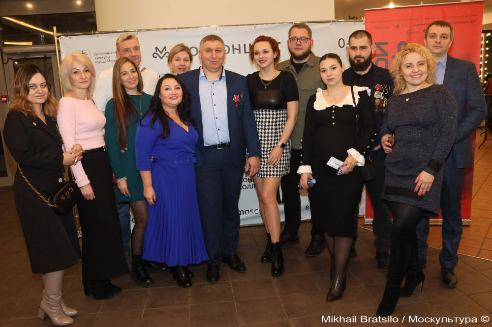 Николай Чернобровкин в центре
