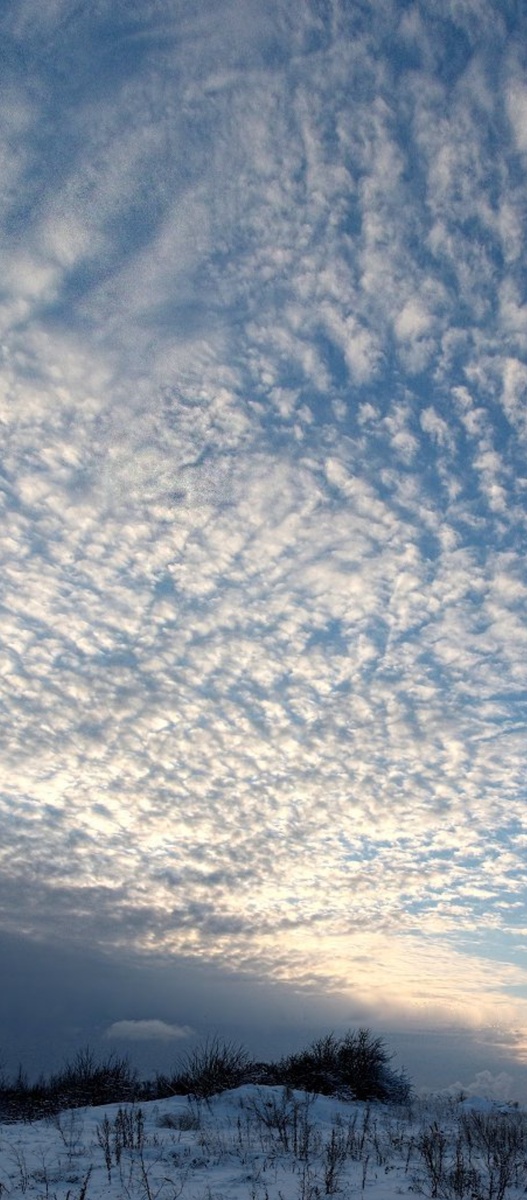 Смена небесного небосвода зимним днем