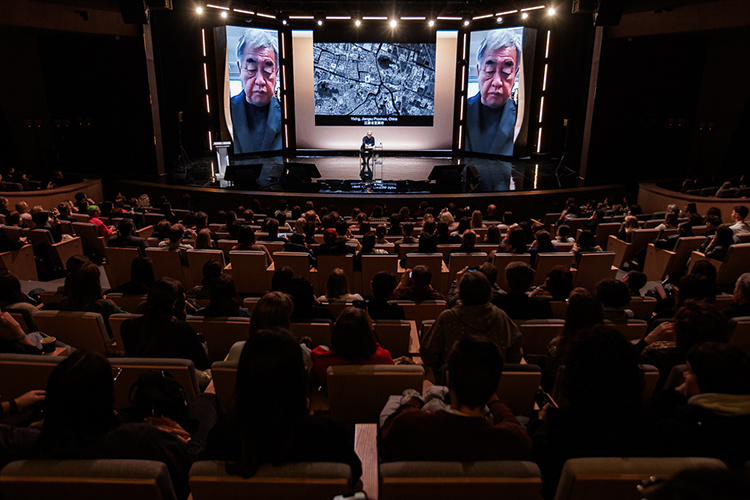    В завершающий день форума «Казаныш» на связь вышел соавтор проекта нового здания театра им. Камала, всемирно известный японский архитектор Кенго Кума