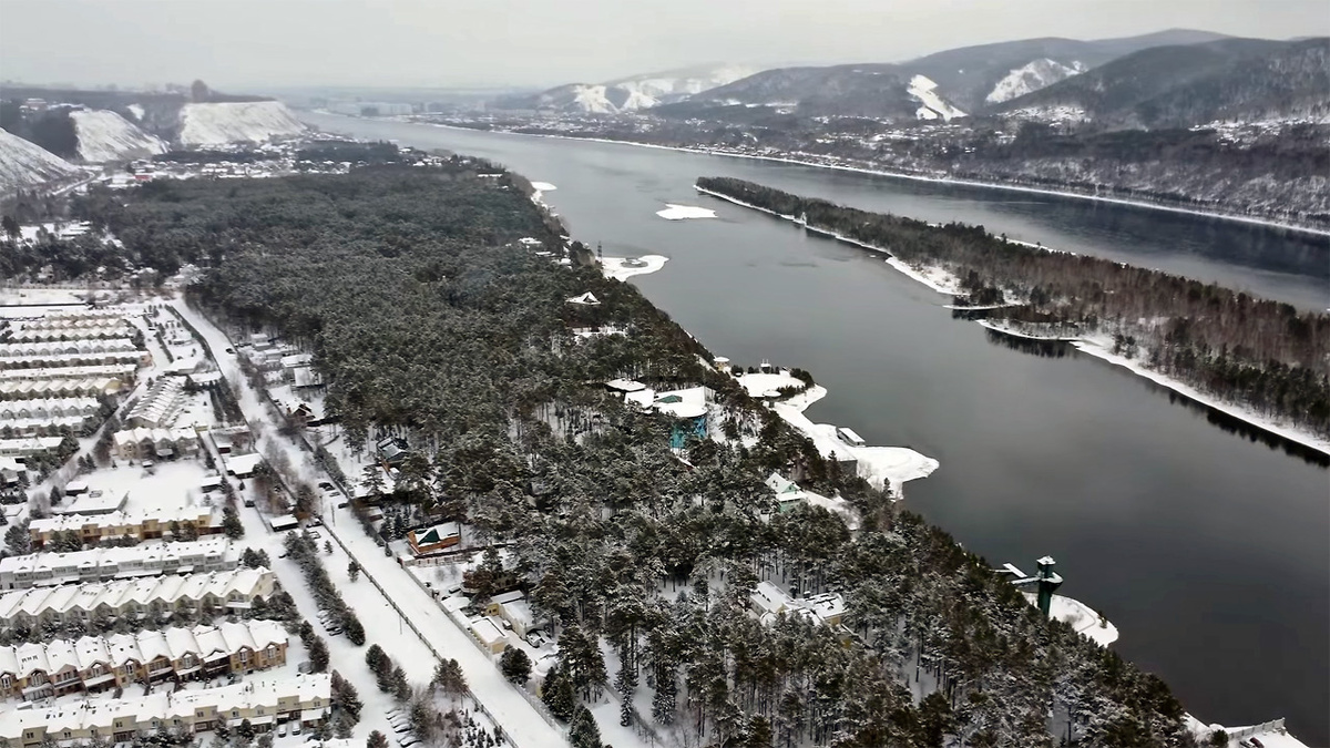     Сосны в Удачном – одно из самых чистых экологически мест сибирского мегаполиса. Здесь Енисей втекает в черту Красноярска, а преобладающая роза ветров с запада и юго-запада приносит сюда еще чистый таежный воздух