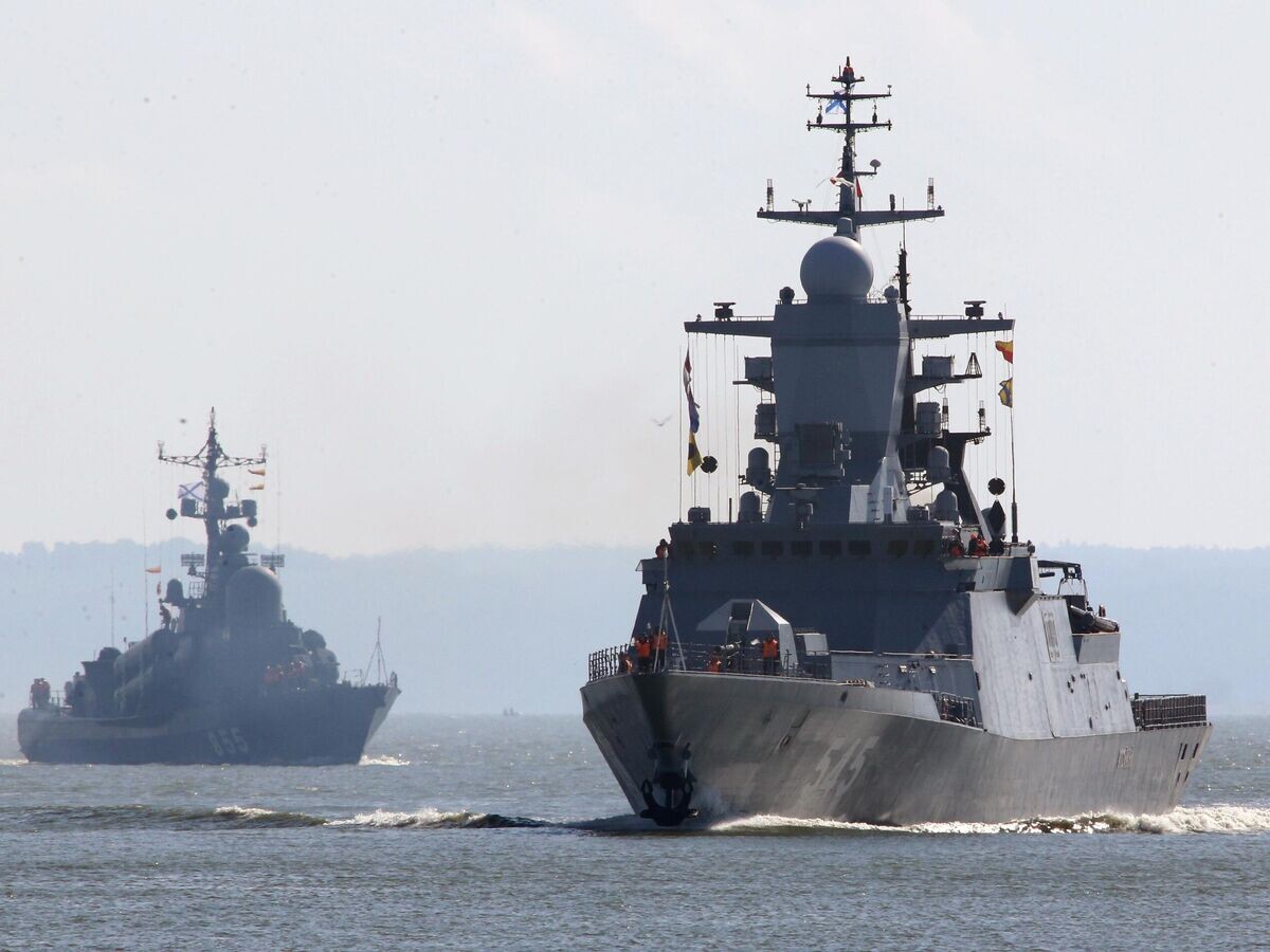    Корвет "Стойкий" и ракетный катер "Заречный" во время выхода кораблей Балтийского флота в море© РИА Новости / Игорь Зарембо