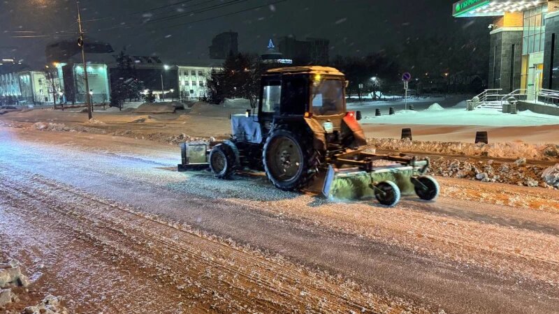     Ночная уборка снега в Барнауле. Телеграм-канал «Барнаул»