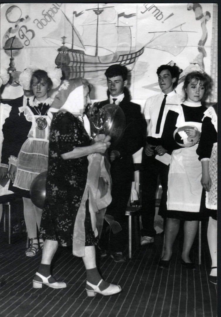 Тётя Маша даёт последний звонок выпуску 1989 года