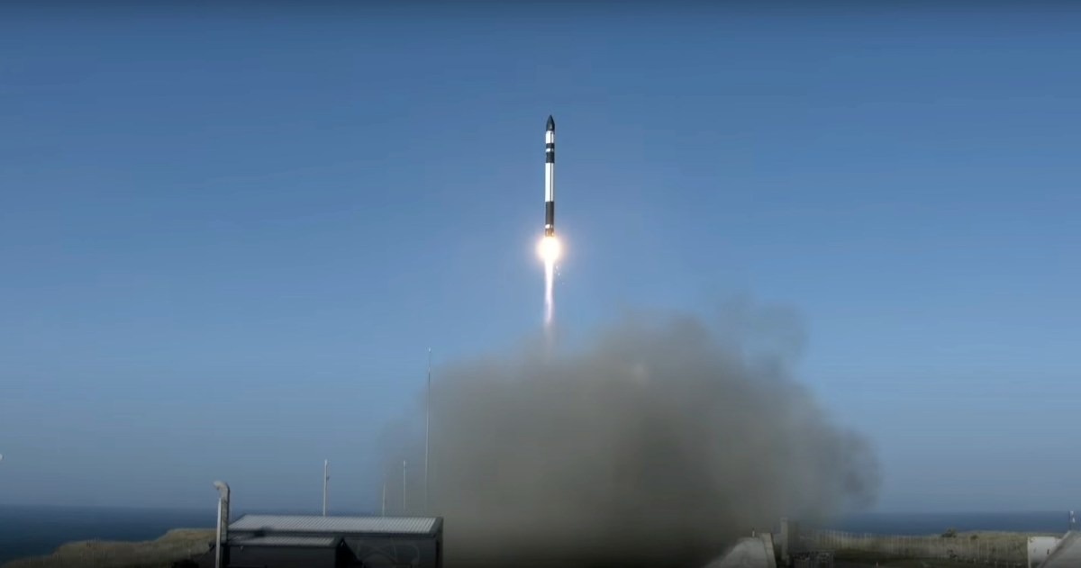 Ракета Rocket Lab Electron стартует с четвёртым набором спутников для французской компании IoT Kinéis.    
 Источник: Rocket Lab webcast  📷
