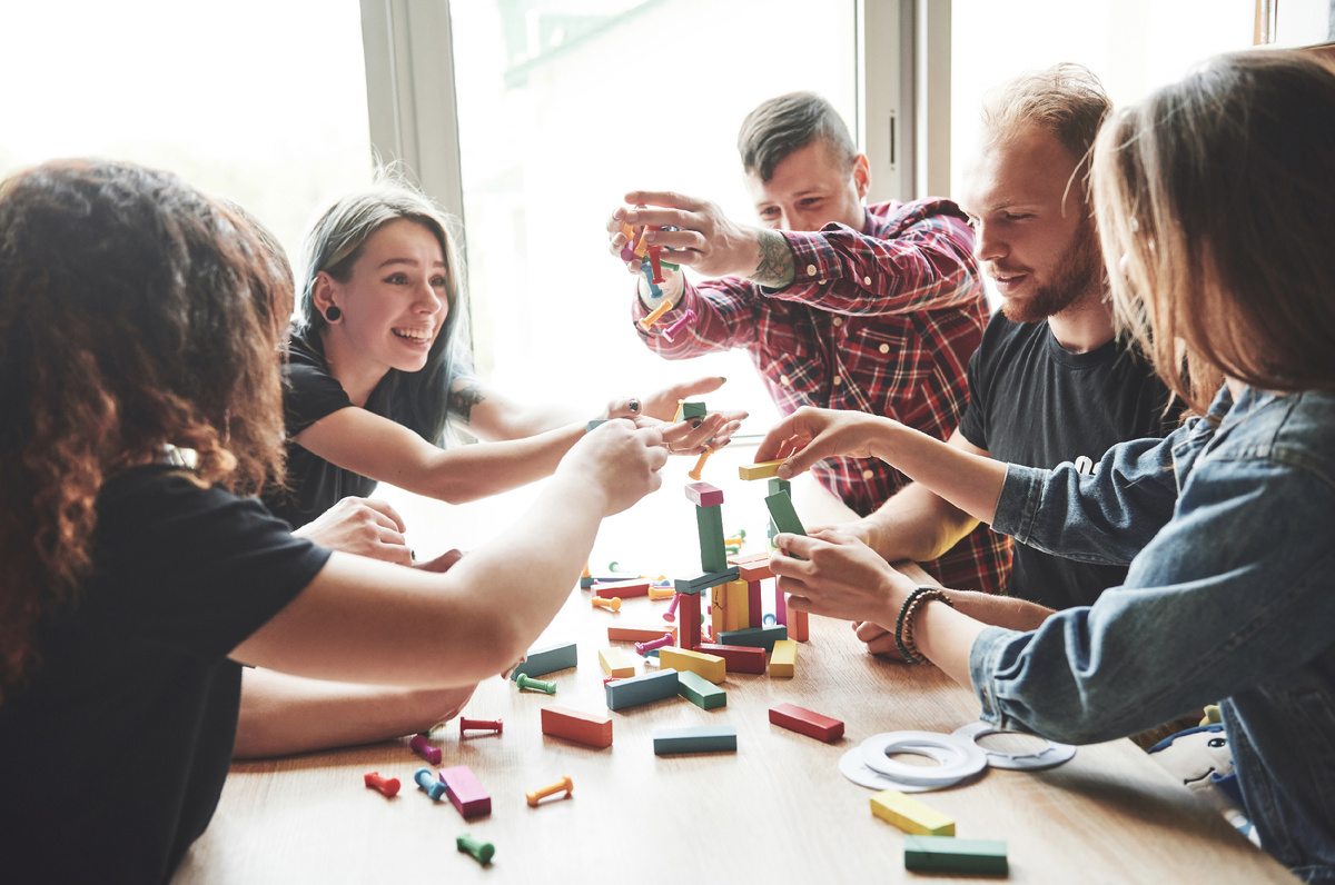 Источник фото https://ru.freepik.com/free-photo/group-creative-friends-sitting-wooden-table-people-were-having-fun-while-playing-board-game_9277743.htm