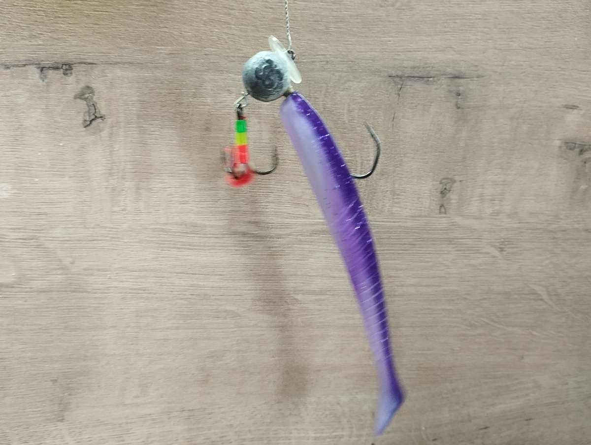 Виброхвост 18 см на подлёдном джиге висит практически вертикально.Фото автора Калачева А. В.