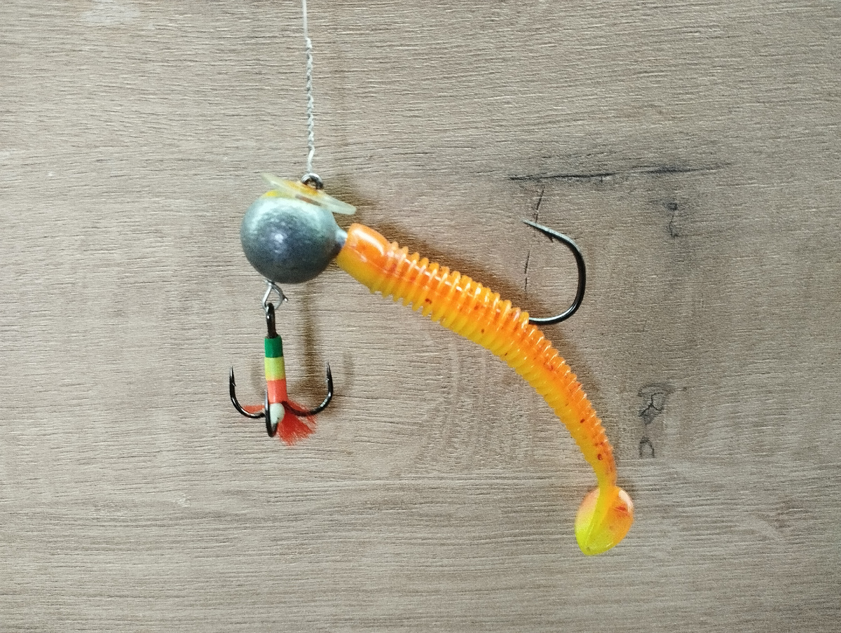 Виброхвост 10 см весит с небольшим наклоном, что хорошо для отхода в сторону. Фото автора Калачева А. В.