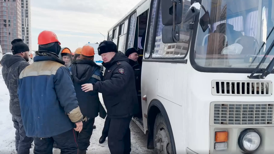    Миграционный рейд в Петербурге, февраль 2025 года. Автор фото: Пресс-служба ГУ МВД по Петербургу и Ленобласти