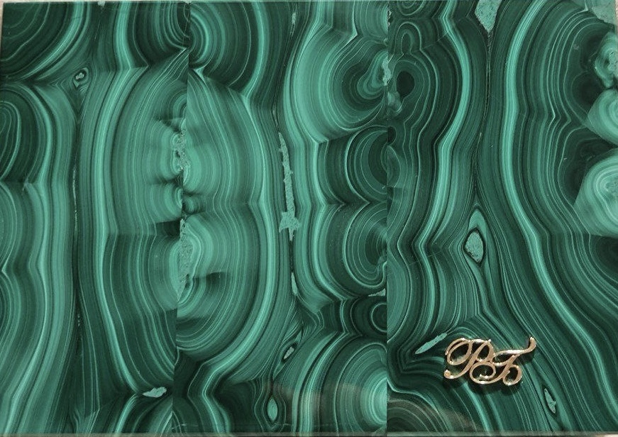 Малахитовая шкатулка из коллекции Treasure, украшенная инициалами из золота