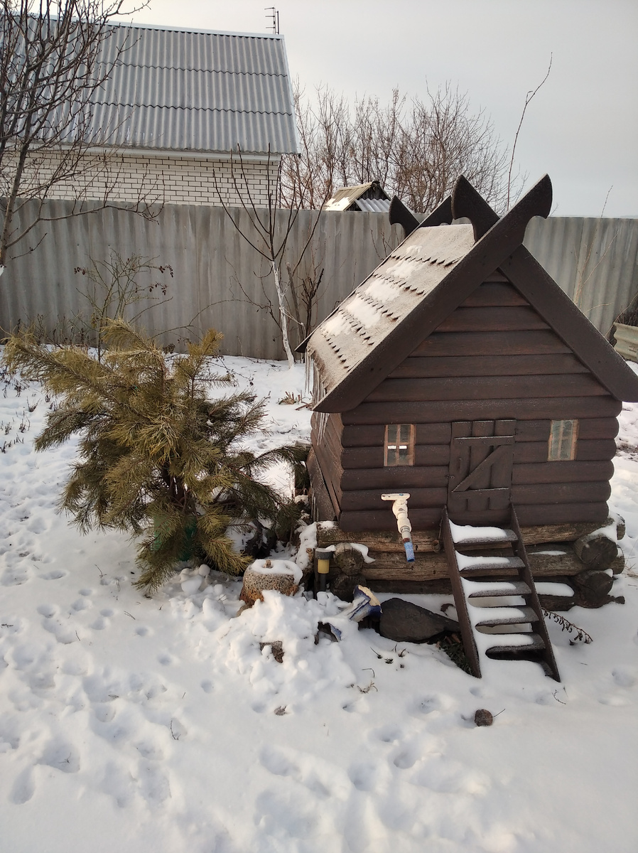 Немного выпало даже снега. Первый в этом году.