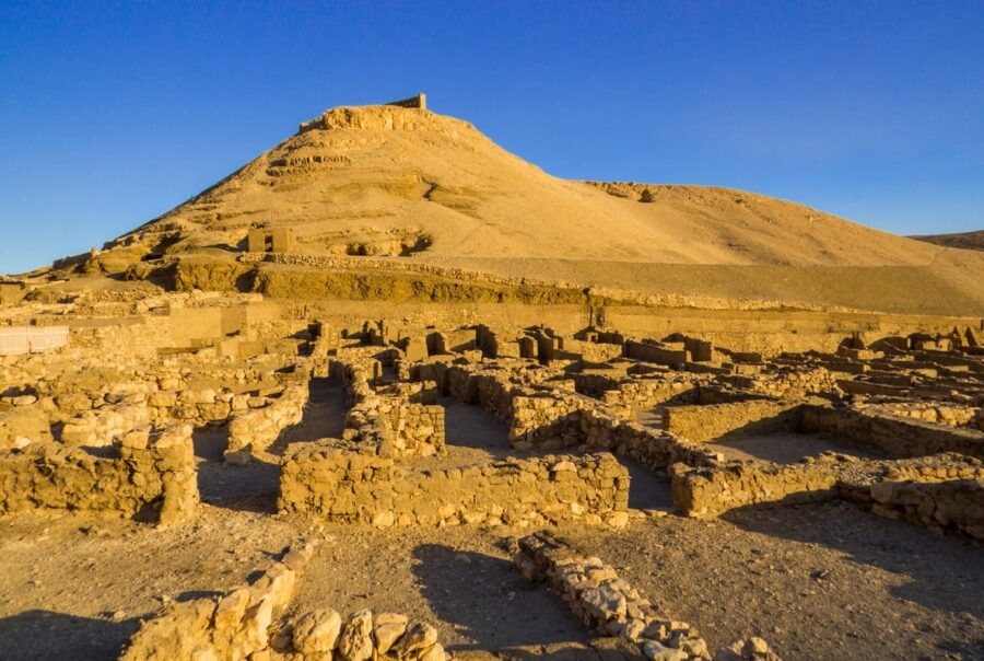 На месте археологических раскопок в Дейр-эль-Медине в Луксоре, Египет 🇪🇬, где был найден остракон.