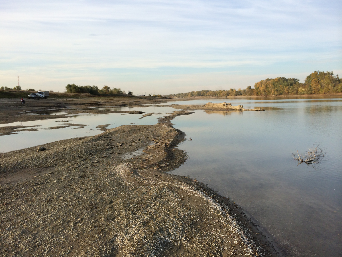 Река Кубань зимой. Воды нет. Копят в водохранилище. Эксперименты над природой. фото автора