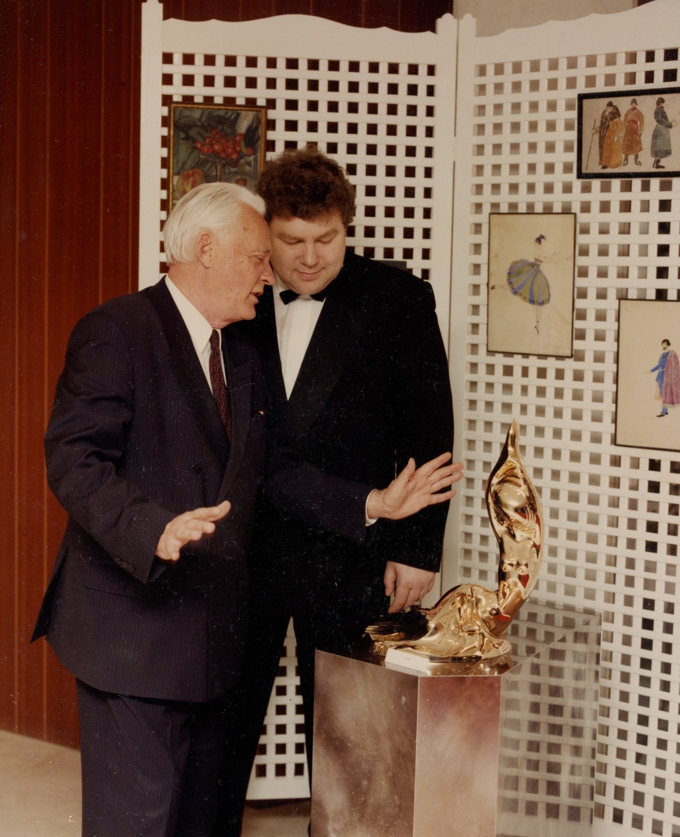 Юрий Рыжов, Виктор Митрошин. На персональной выставке скульптора в посольстве России в Париже. 2000г. Скульптура "Танец".