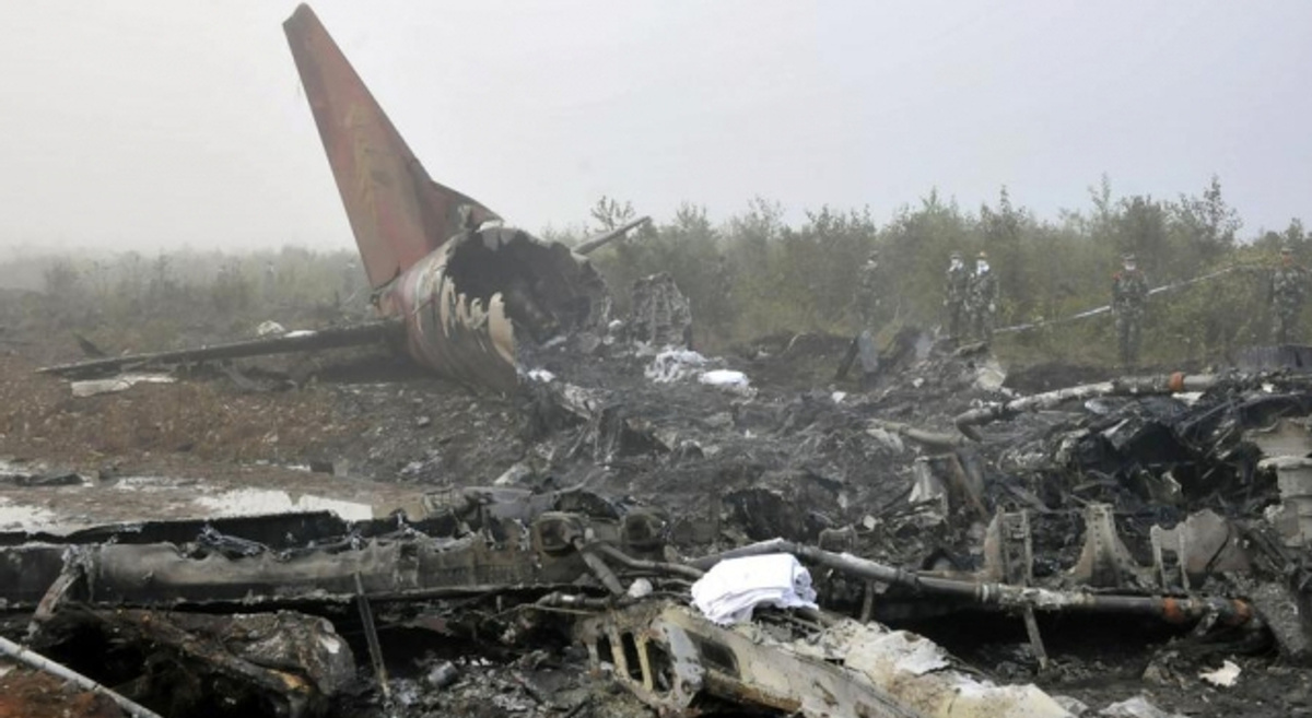 Кадры с места крушения самолета в Казани
