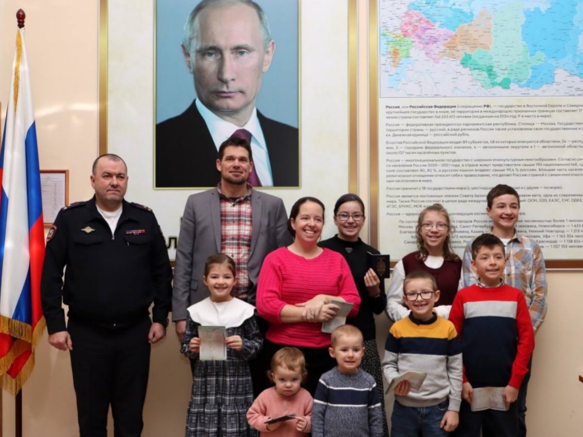 Семья Фейнстра в Нижегородской области. Сразу видно главную традиционную ценность. 