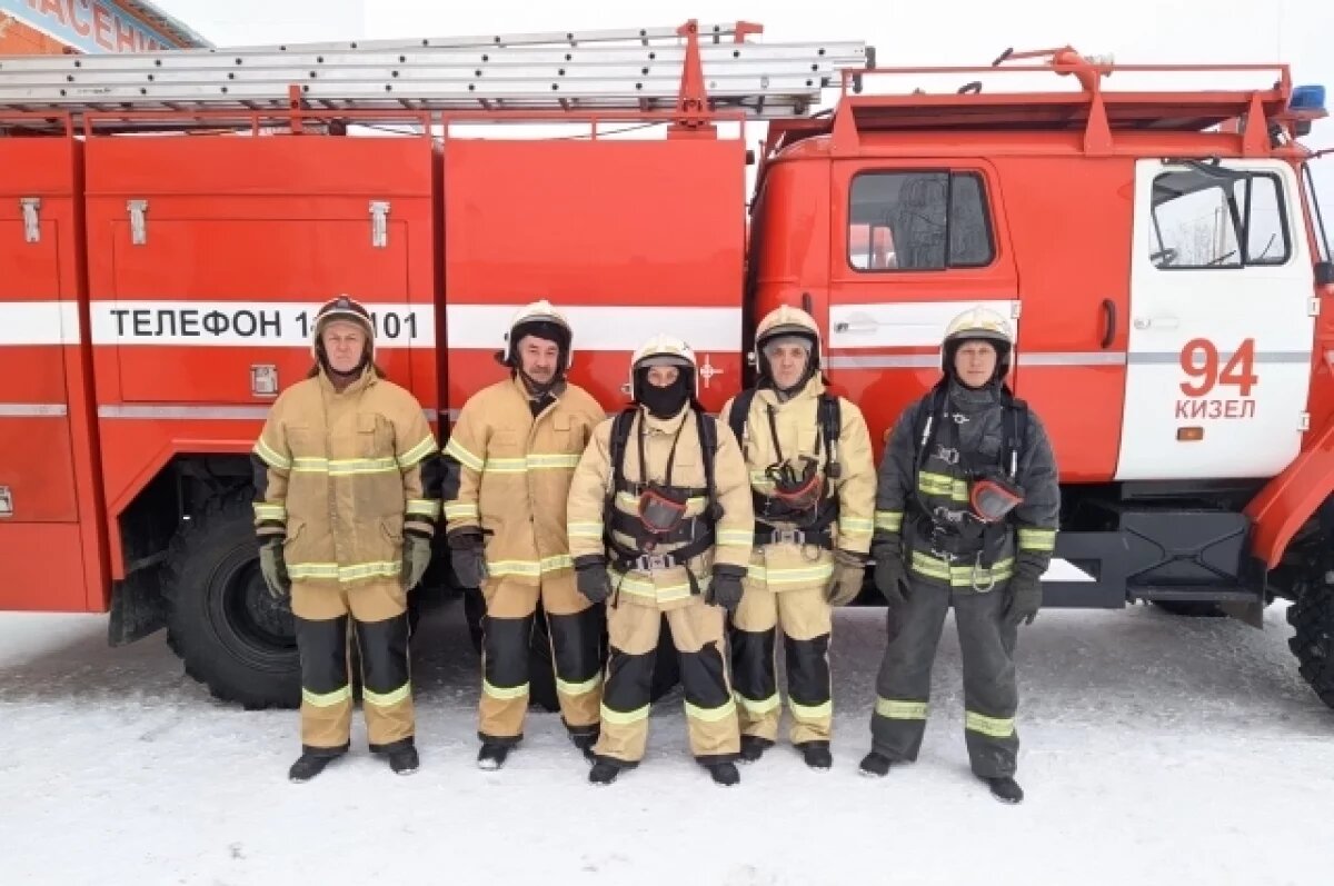    Пожарные спасли пятерых взрослых и ребёнка из горящего дома в Пермском крае