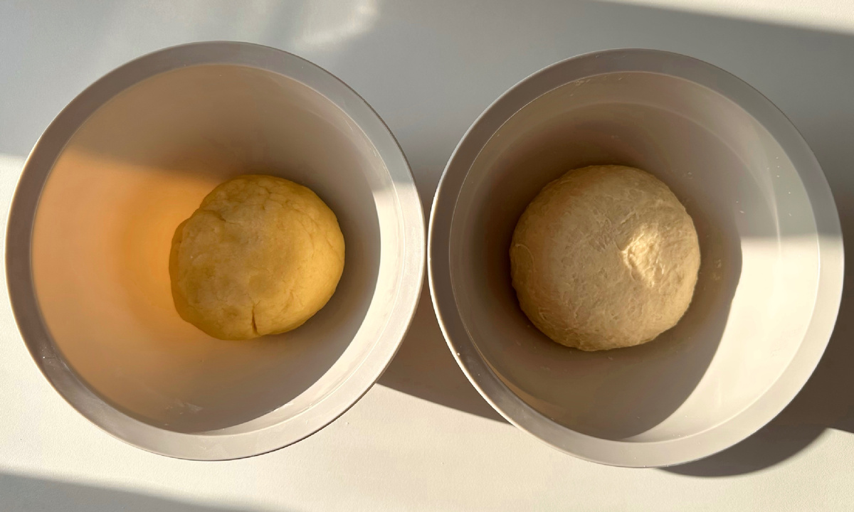 Смешиваем два теста и убираем под пищевую плёнку на время пока подготавливаем начинку.