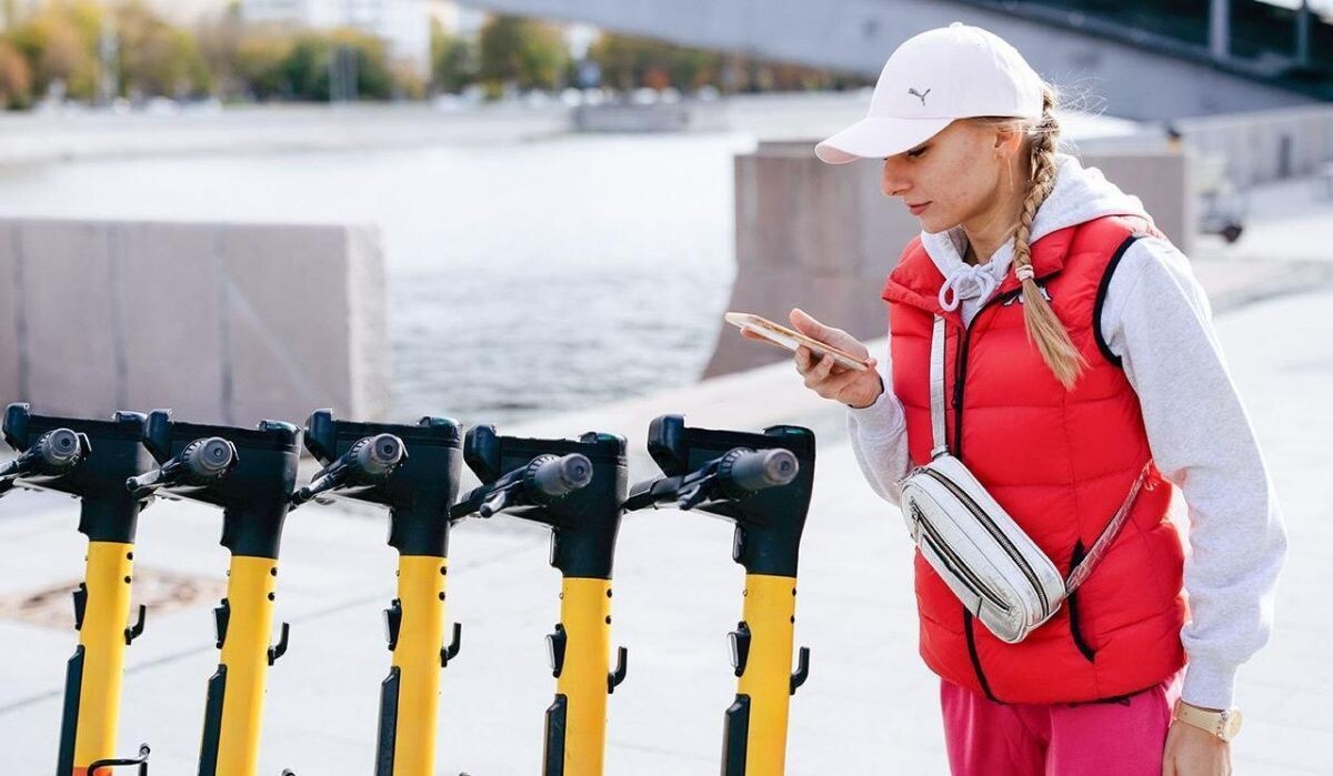     Девушка берет электросамокат в аренду. Источник: mos.ru Автор фото: Пресс-служба Мэра и Правительства Москвы