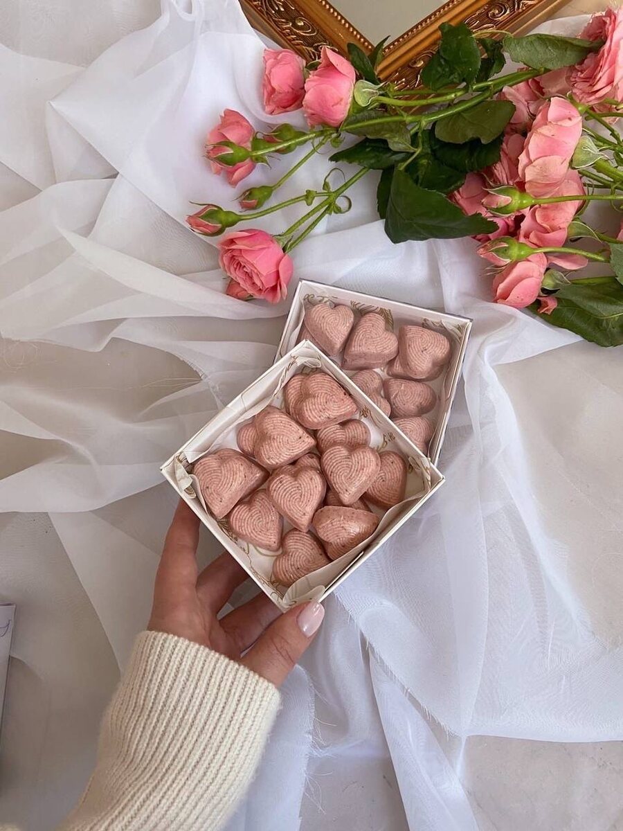 Предложите гостям конфеты в форме сердца