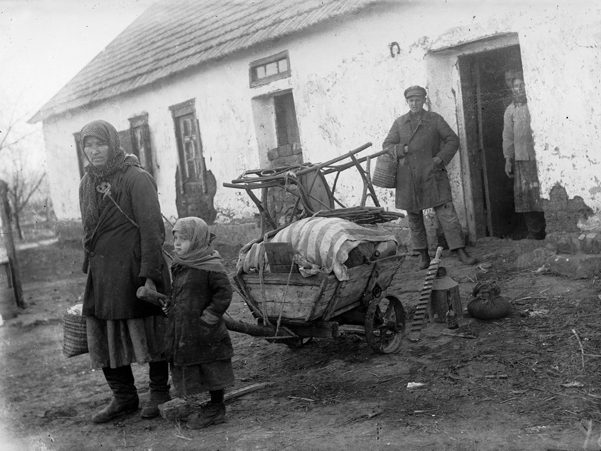 1930 г. Раскулаченная семья у дома в селе Удачное Красноармейского района Донецкой области. Фото из открытых источников.