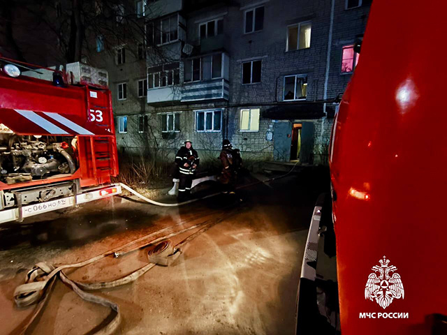 9 человек эвакуированы из загоревшейся квартиры в Тверской области