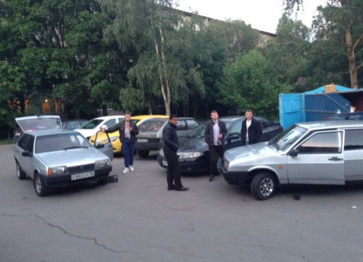 Я в левой стороне, рядом со своей старушкой