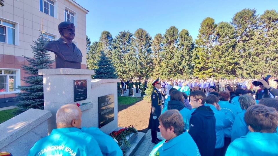    Бюст Героя России Алексея Пащенко. Источник: Пресс-служба правительства Алтайского края