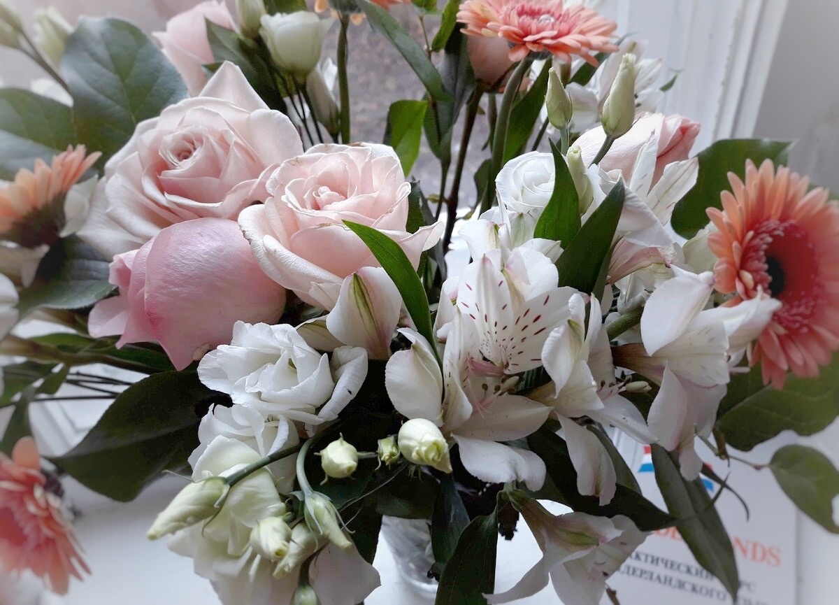 Когда муж выбирает мне букет в России - он всегда пышный, но никогда яркий. 