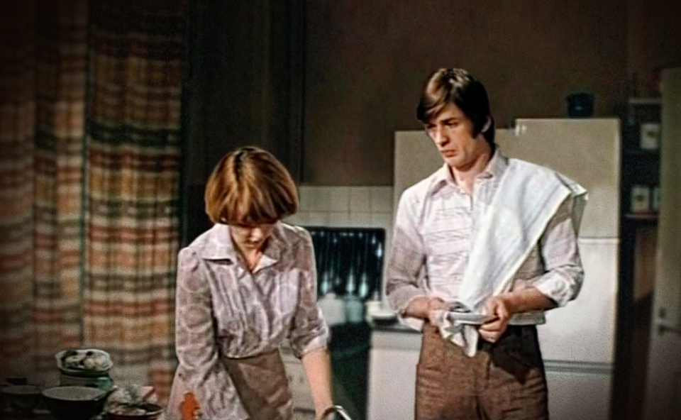 кадр из фильма "Двое в новом доме"