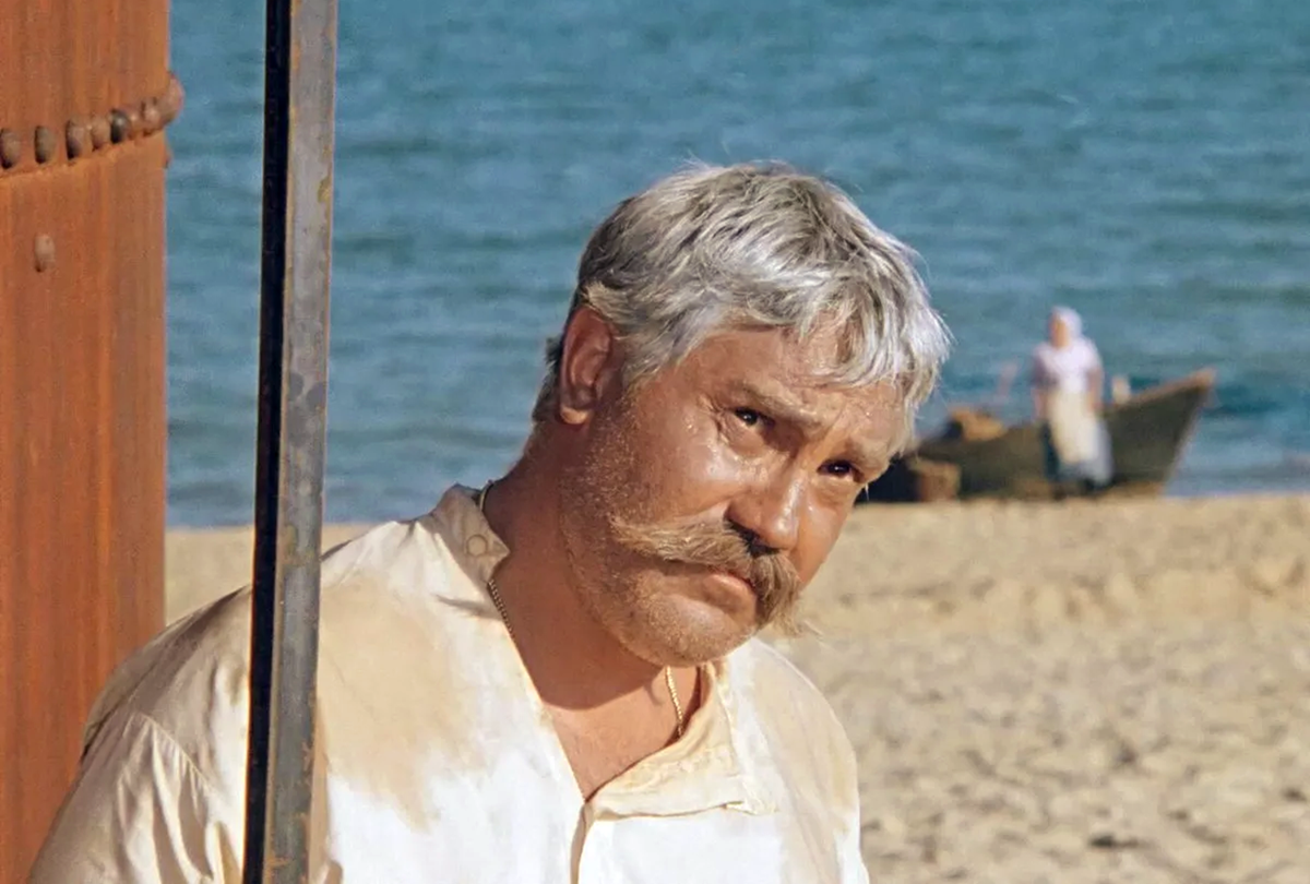 Кадр из х/ф "Белое солнце пустыни". СССР, 1969. В кадре таможенник Верещагин в исполнении Павла Луспекаева.