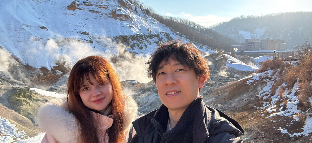 Моих одиночных фото тут не делали, так что держите вместе фото с мужем