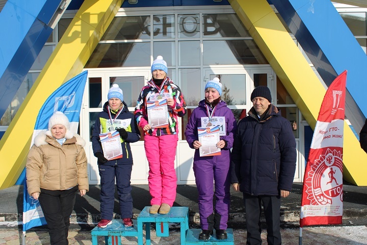 На снимке: Награды получили победительницы забега от 18 до 39 лет: Марина Былинкина (золото), Надежда Дунаева (серебро), Алена Банцырева (бронза). Фото Азата Мусина.