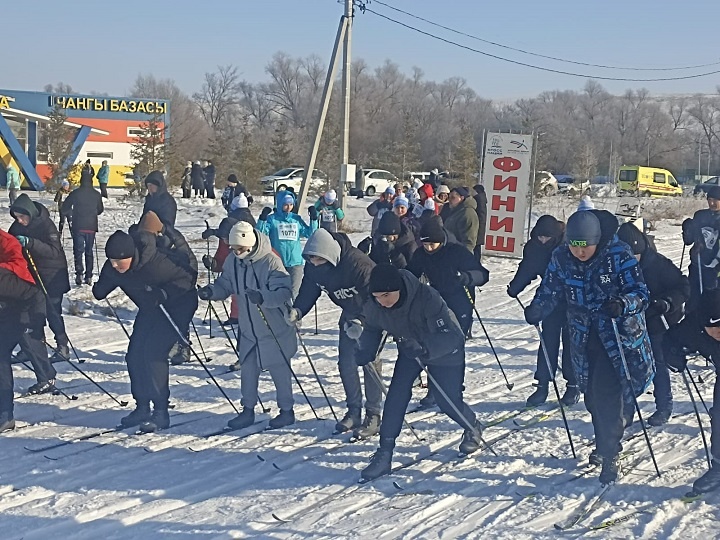 На старт «Лыжни России» вышли школьники 7-8 классов. Фото  Азата Мусина.