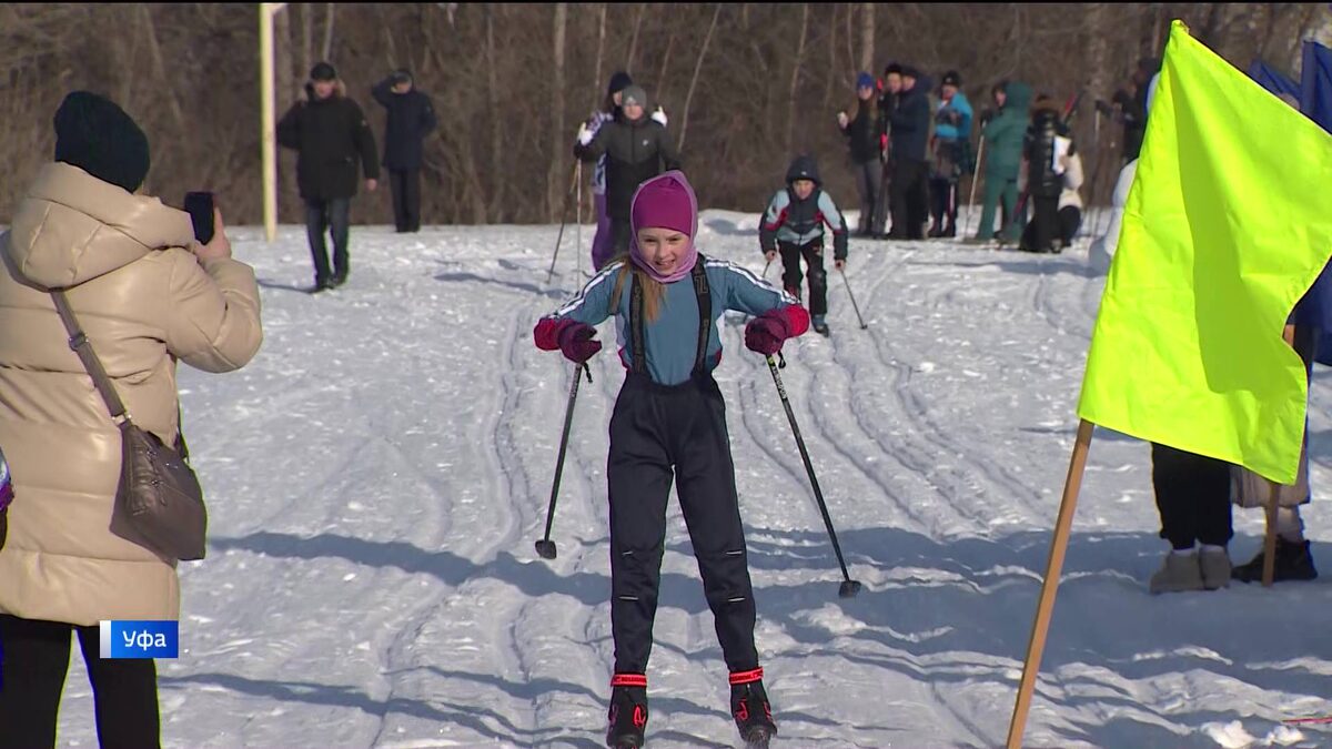    Как в Башкирии прошли забеги массовой гонки "Лыжня России 2025" - репортаж "Вестей"