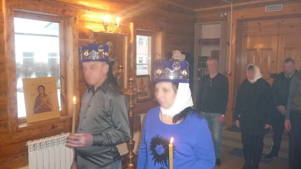    В Ульяновской колонии-поселении повенчались один из осужденных со своей супругой. Фото УФСИН России по Ульяновской области