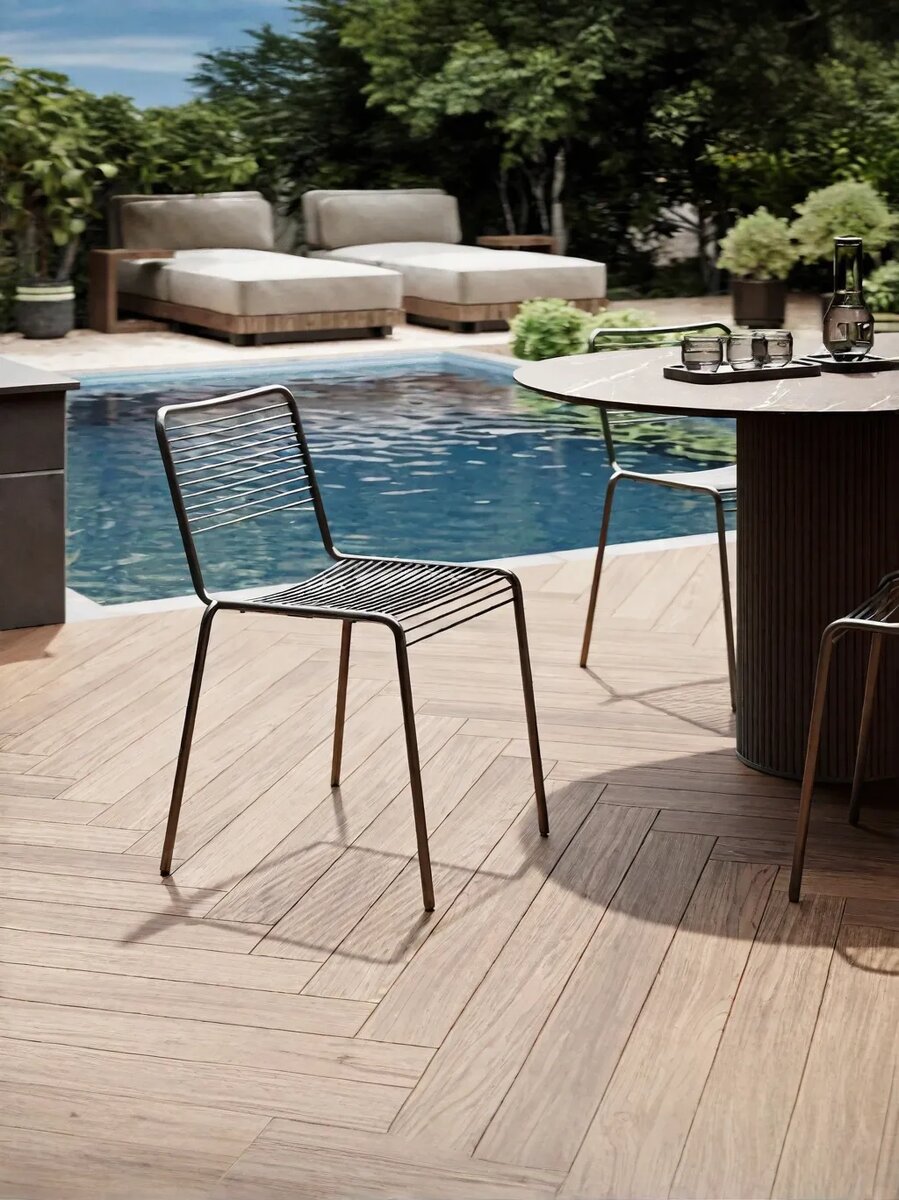 Дизайнерские стулья на металлокаркасе Cast с подлокотниками