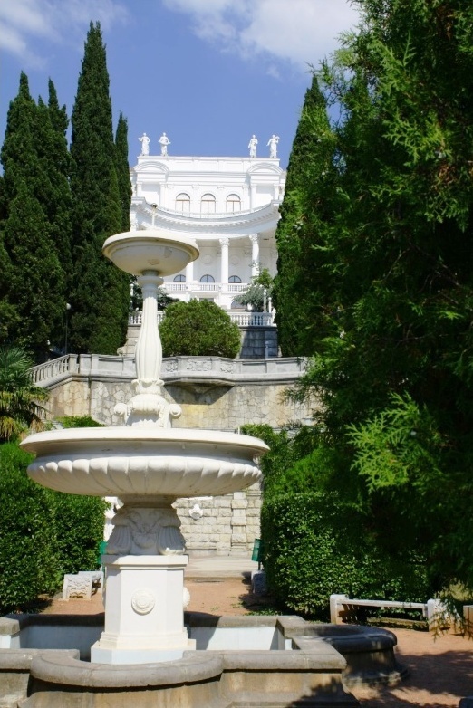 Была "Украина", теперь "Родина". Скульптуры, те самые, кажись 40 лет тому их больше было..