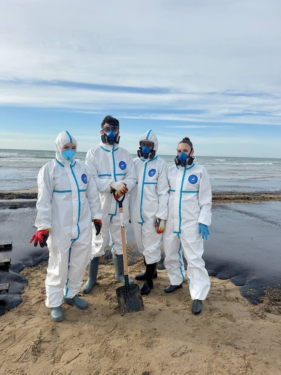    Десятки ростовских волонтеров тоже откликнулись на произошедшее в Черном море. Фото: «Волонтерское крыло» Ростовской области.