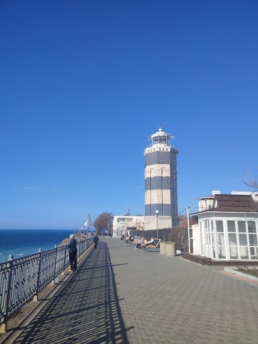 Удобные скамеечки и завораживающий вид на море.