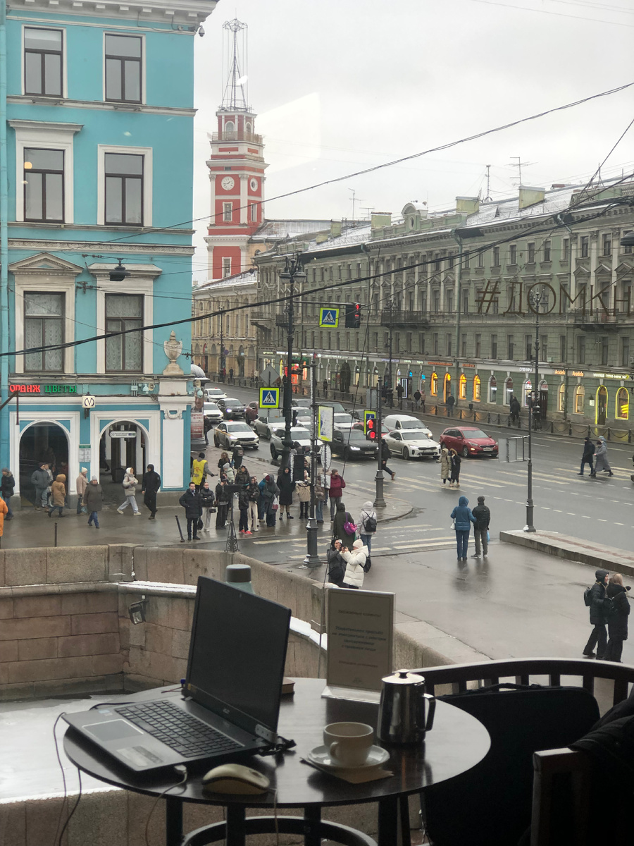 На втором этаже созданы все условия для уютного  чтения и работы за компьютером 