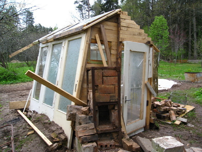 Разрушение части здания (стен, крыши) или его полное разрушение теперь является причиной признания земельного участка неиспользуемым. Фото из открытых источников