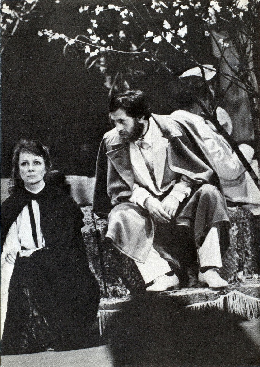 Лопахин (В. Высоцкий) предлагает Раневской (А. Демидова) продать сад. Фото из открытых источников