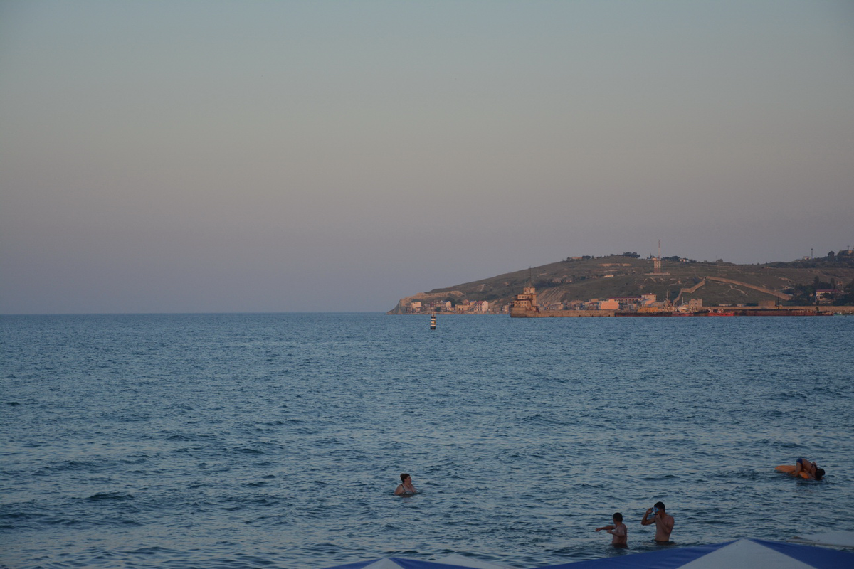 Все купаются и отдыхают, а мы идём вперёд. Фото Сергея Малышева.