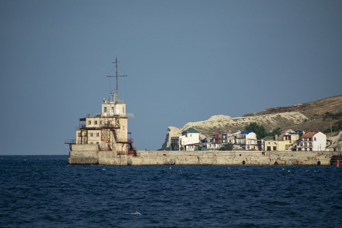 Феодосийский мол. Фото Сергея Малышева.