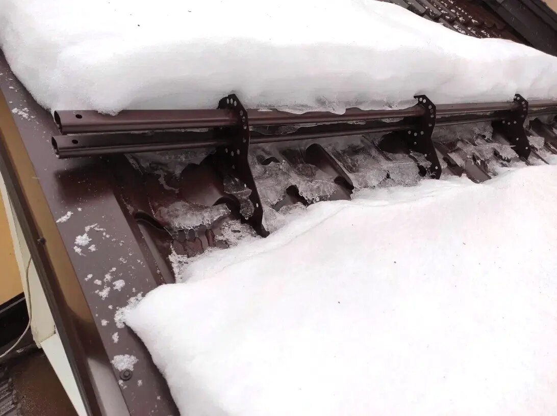 Трубчатый снегозадержатель. Изображение с сайта favor-group.ru