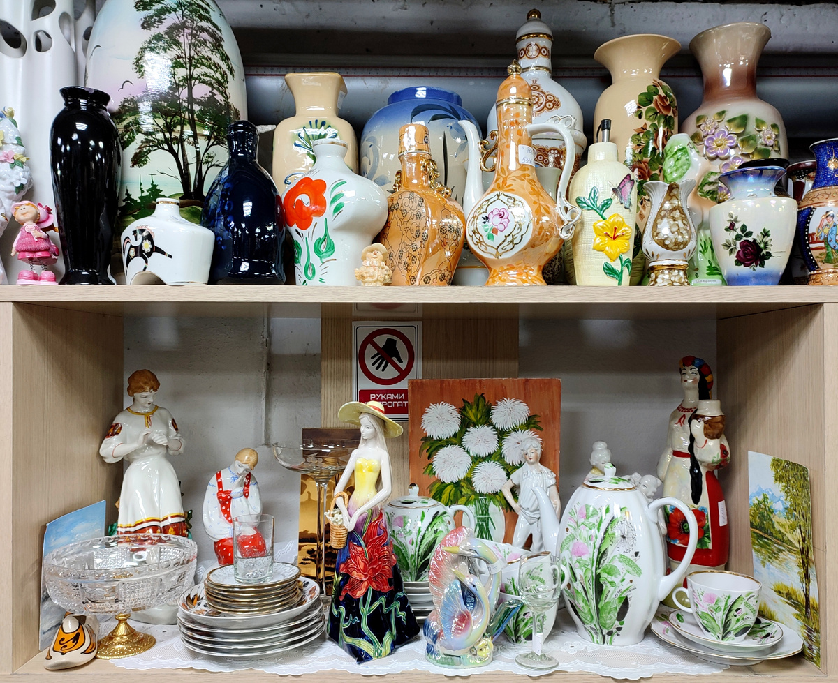 В первую очередь по посуде прошлась. Вот этот сервиз приятного зеленого цвета с тактичным розовым очень понравился, но сервизы мне не надо 🤷