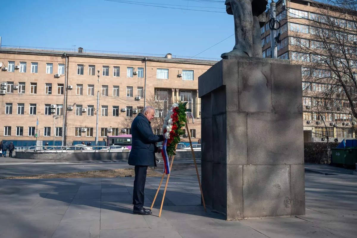 Традиционное возложение цветов к памятнику Грибоедову в честь Дня дипломатического работника (10 февраля 2025). Еревaн
© Sputnik / Aram Nersesyan