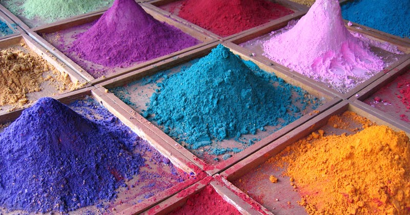 Красящий порошок обладает электростатическим зарядом, что помогает ему равномерно распределяться по заземлённой детали